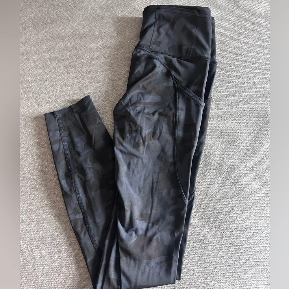 Lululemon Fast and Free Tight II
Size 2
Color: Camo